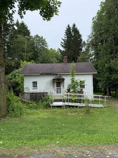 /international/us/327-w-pine-street-stanton-mi-110108857079/