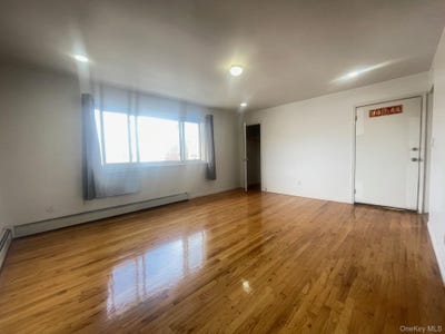 /international/us/4316-223rd-street-bayside-ny-110108106472/