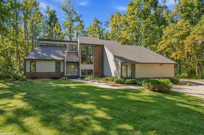 /international/us/586-woodside-lane-gaylord-mi-110120026527/