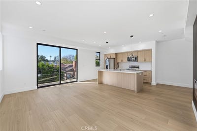 /international/us/13602-burbank-boulevard-sherman-oaks-ca-110105856949/