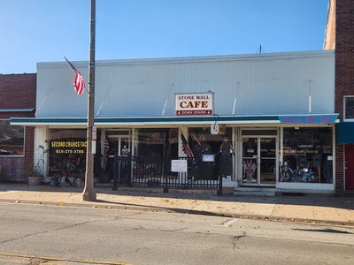 /international/us/423-425-main-street-pecatonica-il-110103523601/