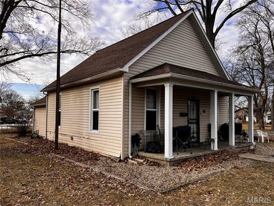 /international/us/1002-s-maple-street-centralia-il-110104994124/