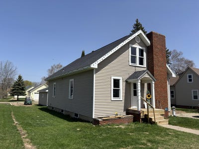 /international/us/208-w-avenue-c-newberry-mi-110108140895/
