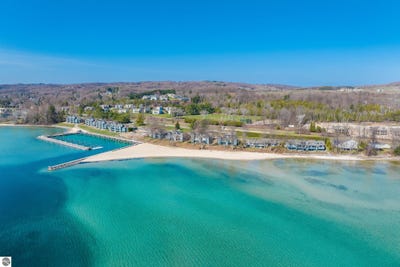 /international/us/758-waypoint-circle-suttons-bay-mi-110107158341/