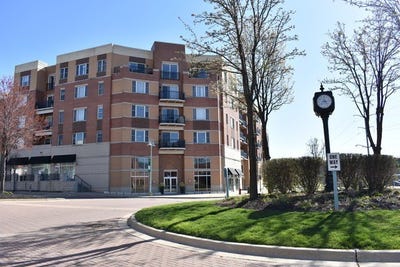 /international/us/300-village-circle-willow-springs-il-110120509419/