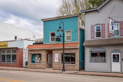 /international/us/228-e-main-st-waterford-wi-110107658946/