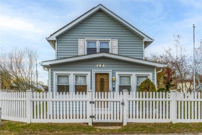 /international/us/17-mott-street-patchogue-ny-110108470345/