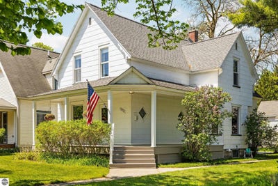 /international/us/1026-w-front-street-traverse-city-mi-110108395909/