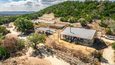 /international/us/1079-county-road-357-utopia-tx-110120691834/