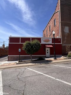 /international/us/19-s-main-street-denison-ia-110101910798/