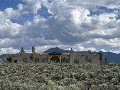 /international/us/8-golf-course-drive-ranchos-de-taos-nm-110100030978/