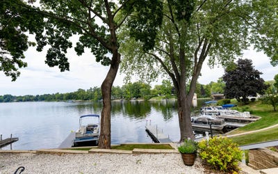 /international/us/320-e-pleasant-st-oconomowoc-wi-110120534470/