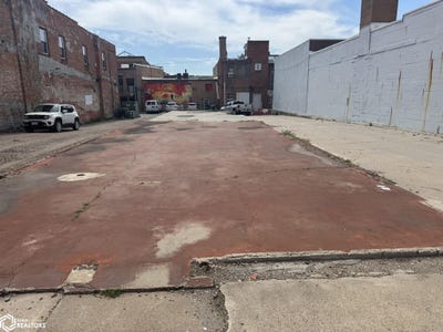 /international/us/214-e-2nd-street-ottumwa-ia-110107990169/