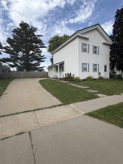 /international/us/704-e-1st-street-independence-ia-110108444442/