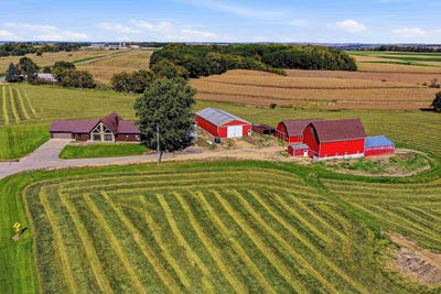 /international/us/15910-furnace-hill-road-darlington-wi-110120416831/