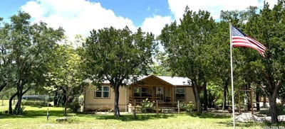 /international/us/3187-county-road-361-utopia-tx-110120692257/
