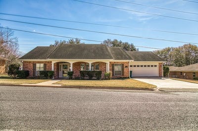 /international/us/159-east-charles-street-la-grange-tx-110105389262/