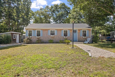 /international/us/19-sachem-drive-falmouth-ma-110110176837/