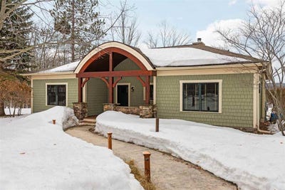 /international/us/2588-cottage-harbor-springs-mi-110106522575/