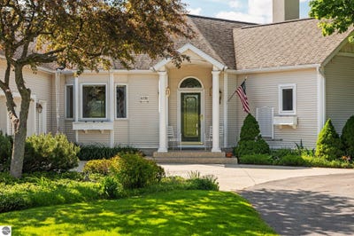 /international/us/6130-singletree-lane-williamsburg-mi-110108391070/