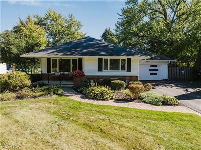 /international/us/7435-nethersole-drive-middleburg-heights-oh-110120463122/