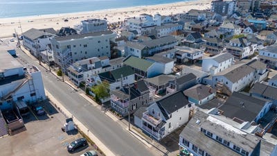 /international/us/19-f-street-hampton-nh-110102137708/