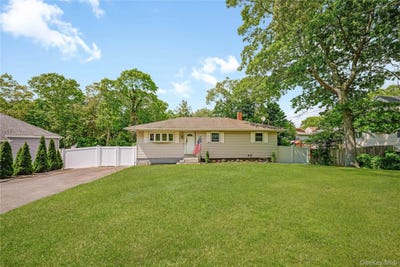 /international/us/21-probst-drive-shirley-ny-110108436945/
