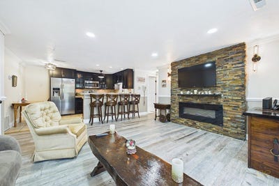 /international/us/1619-braley-rd-new-bedford-ma-110108108093/
