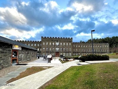 /international/us/8-silk-mill-drive-hawley-pa-110104965848/