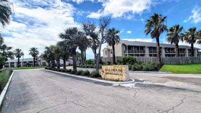 /international/us/2004-bayhouse-dr-rockport-tx-110097889514/