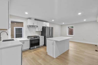 /international/us/1546-chapel-street-new-haven-ct-110108364698/