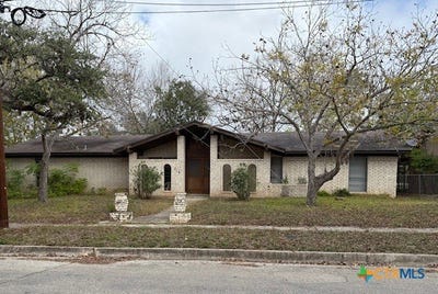 /international/us/215-price-street-yoakum-tx-110104290882/