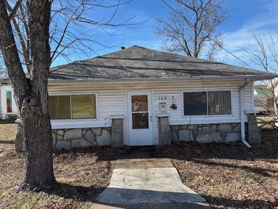 /international/us/208-e-4th-street-willow-springs-mo-110105845898/