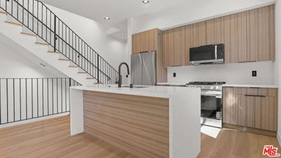 /international/us/10842-peach-grove-st-north-hollywood-ca-110108338123/