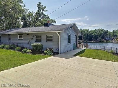 /international/us/2455-surrey-street-harrison-mi-110101177936/