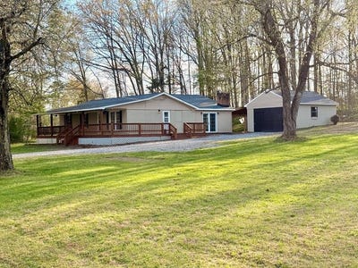 /international/us/100-lake-dr-farmville-va-110106977358/