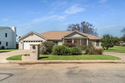 /international/us/104-firestone-place-meadowlakes-tx-110106338257/