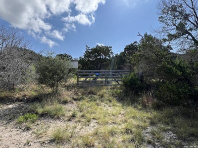 /international/us/145-e-hunter-pipe-creek-tx-110119739674/