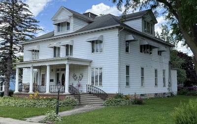 /international/us/323-s-main-stockton-il-110107849504/