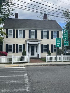 /international/us/1-locust-street-falmouth-ma-110108470829/