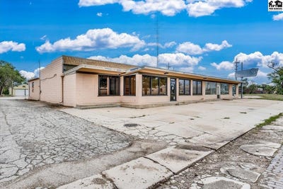 /international/us/706-w-2nd-ave-hutchinson-ks-110108385342/