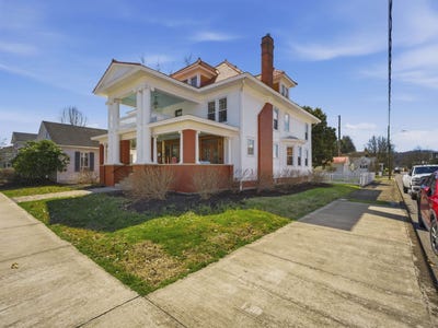 /international/us/208-henrietta-street-ravenswood-wv-110106537776/