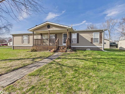 /international/us/105-e-railroad-street-fremont-ia-110106842261/