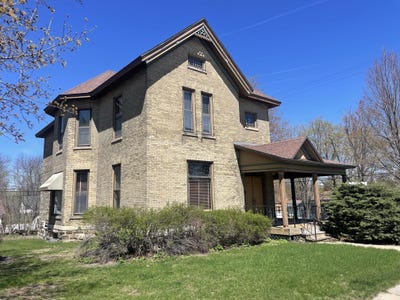 /international/us/219-e-conant-street-portage-wi-110107717914/