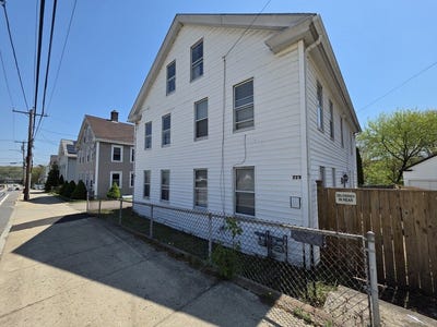 /international/us/223-main-street-blackstone-ma-110108297535/