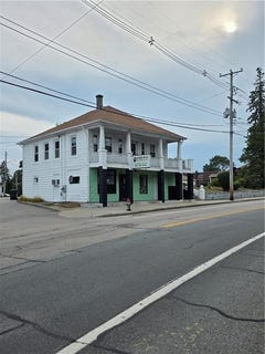 /international/us/1854-smith-street-north-providence-ri-110101633779/