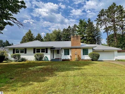/international/us/409-n-front-street-lake-city-mi-110109956513/