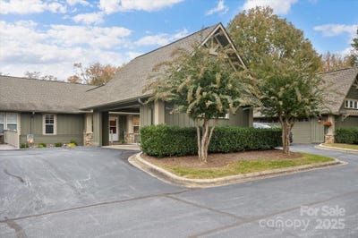 /international/us/102-fox-den-court-hendersonville-nc-110103190232/