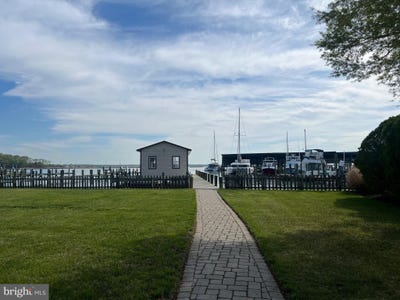 /international/us/3689-1st-avenue-edgewater-md-110099677030/