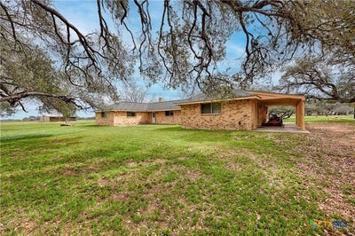 /international/us/341-county-road-233-hallettsville-tx-110106551909/